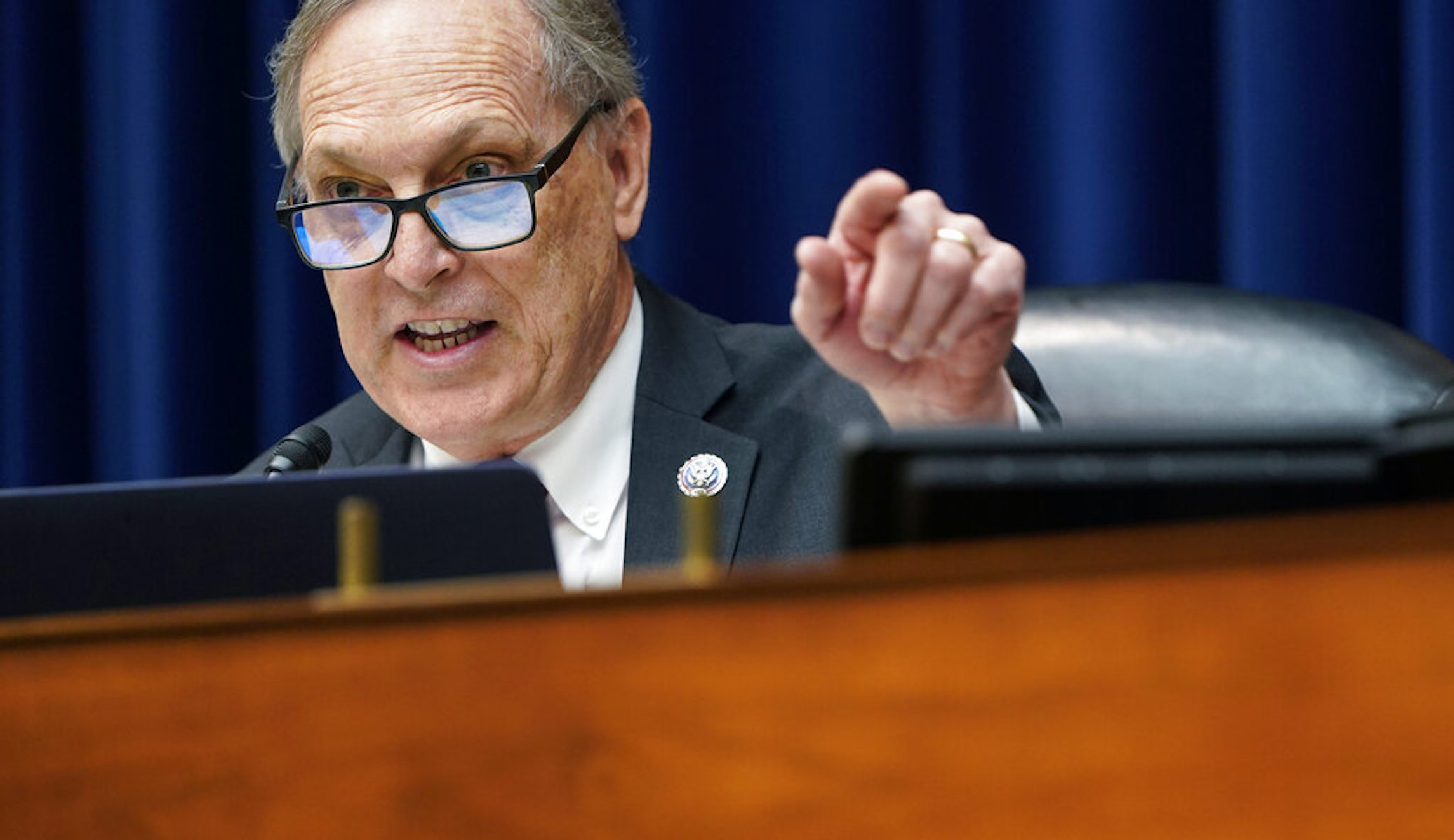 Bill would make federal employees still working remote return to office