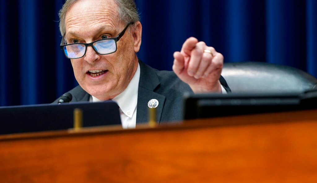 Bill would make federal employees still working remote return to office