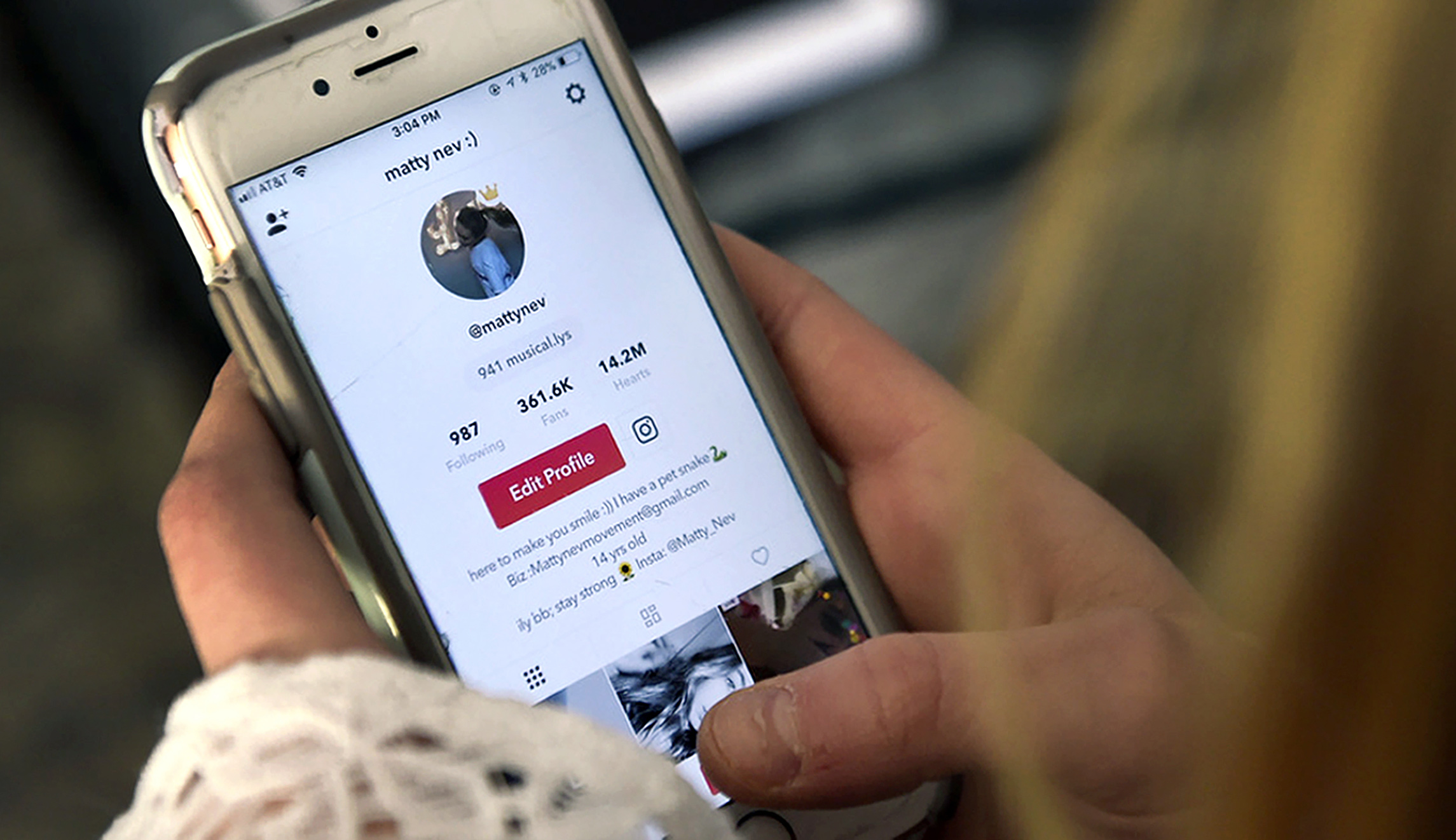 Tweet away, teenagers: Fewer colleges are checking applicants’ social media profiles