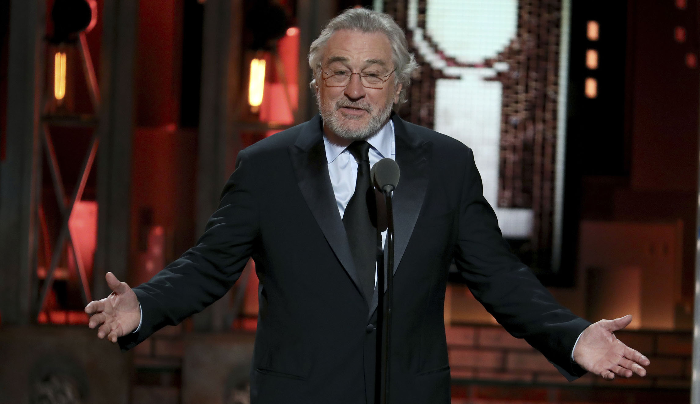 Robert De Niro apologizes to Canadians for Trump’s ‘idiotic behavior’