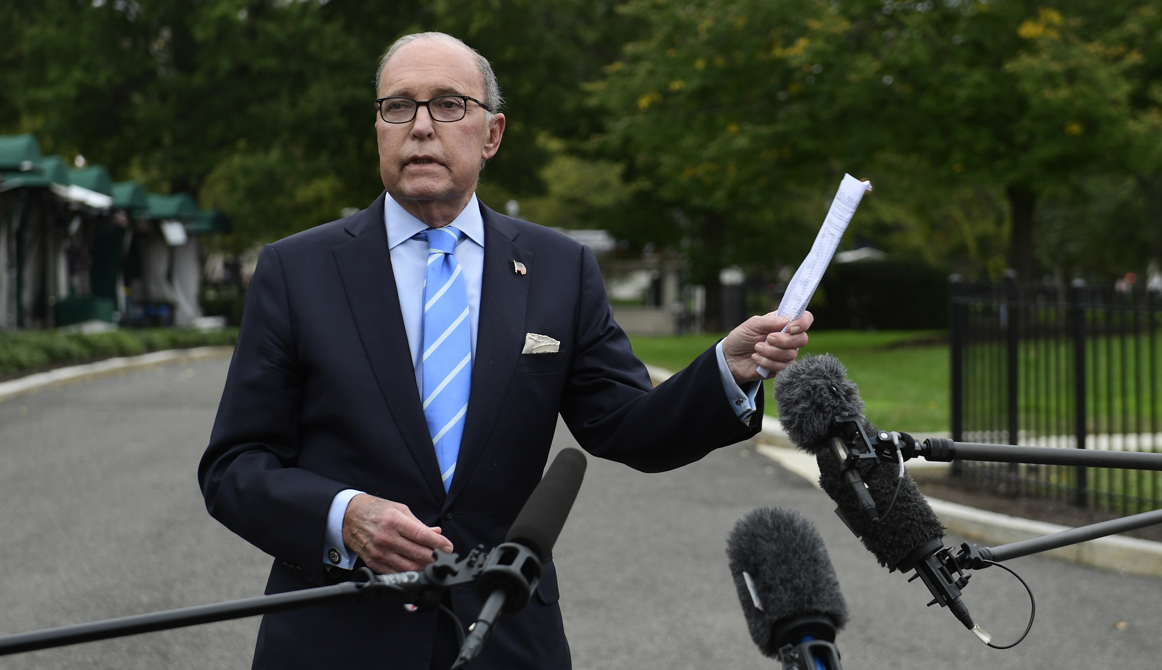 Larry Kudlow defends Fed as Trump bashes it