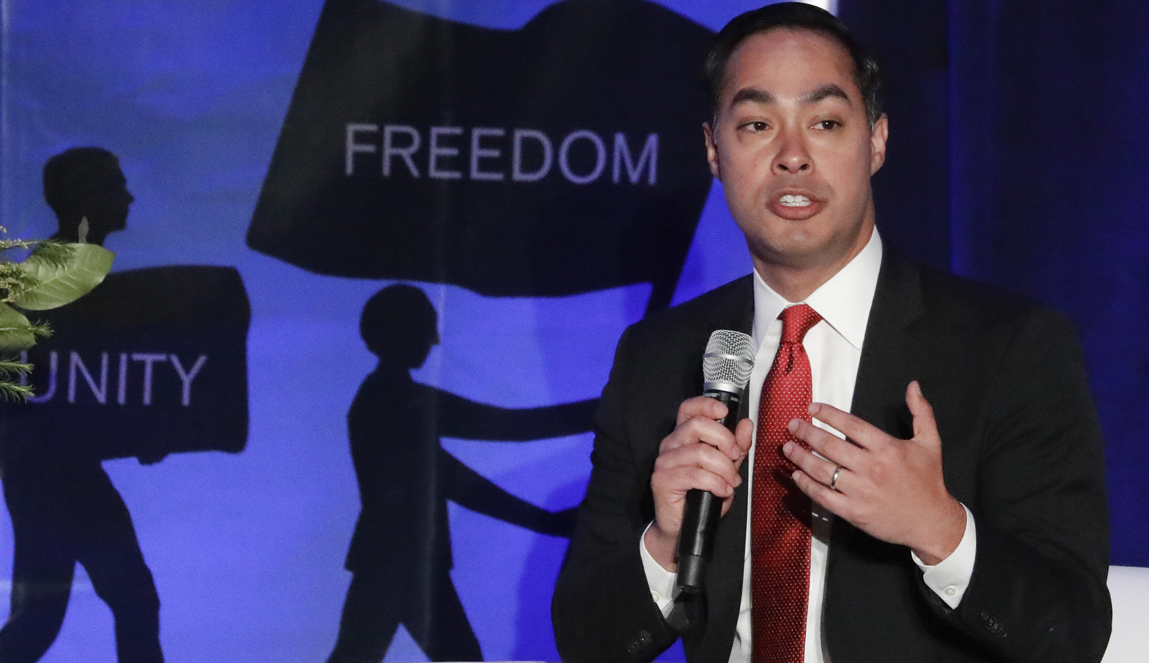 2020 Democrat gets standing ovation for reading out names of black victims of police shootings