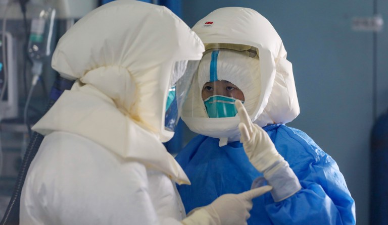 Personal mÃ©dico trabaja en una zona aislada del hospital de Jinyintan, reservado para pacientes de COVID-19 en estado crÃ­tico, en la ciudad de Wuhan, en la provincia de Hubei, en el centro de China, el 13 de febrero de 2020. 