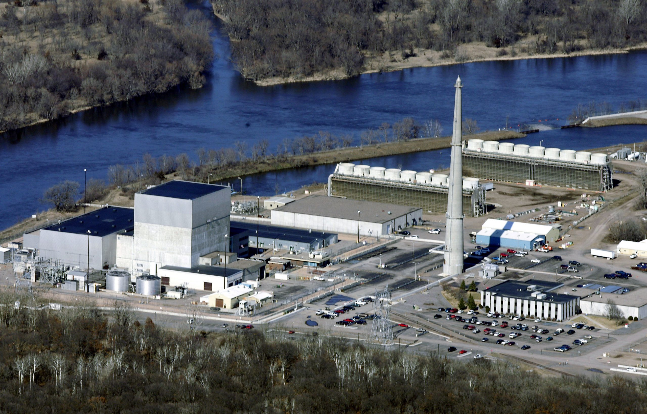 Minnesota nuclear plant shuts down because of leak of radioactive material