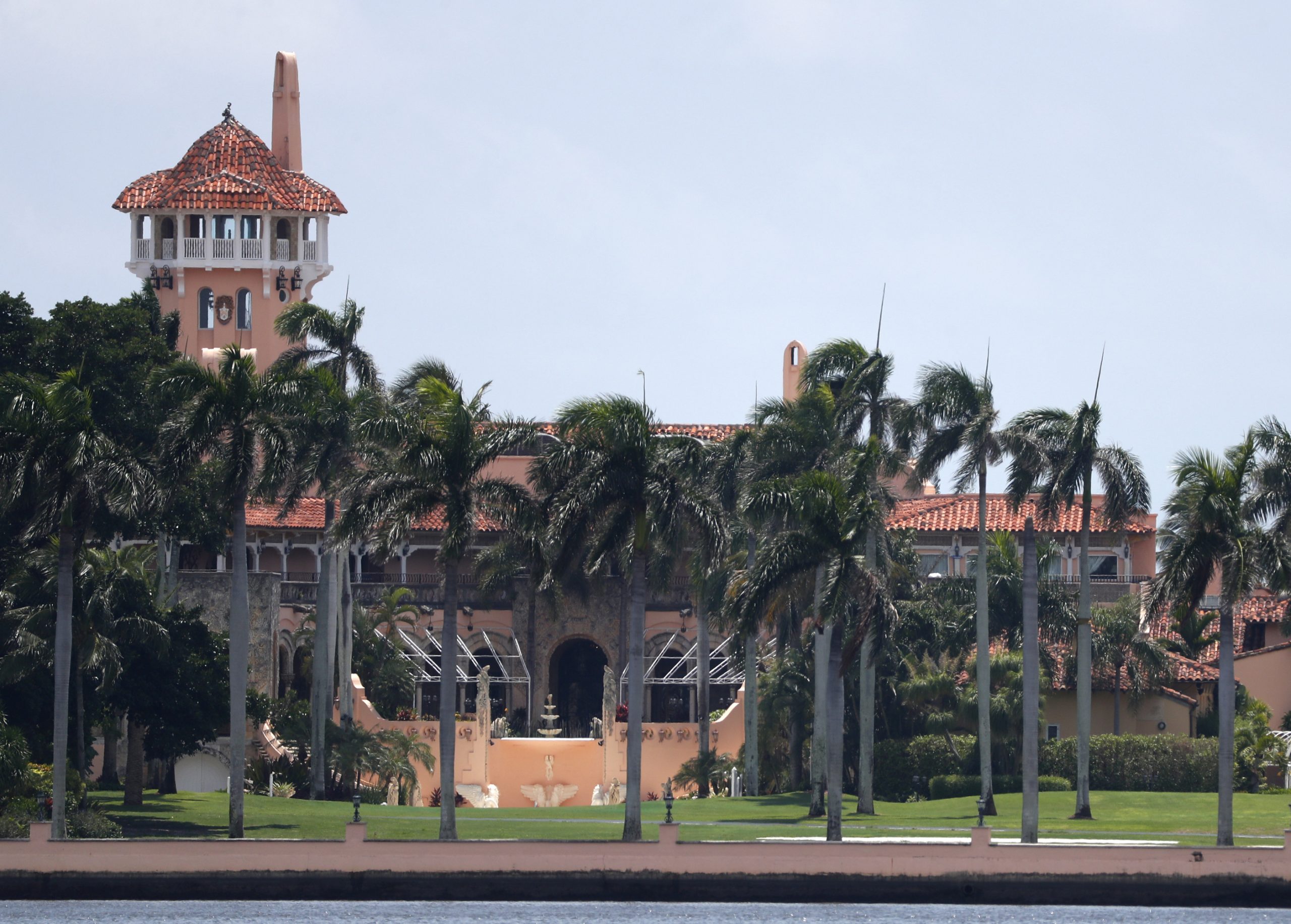 Military veteran disgruntled about stimulus check hurls smoke bomb near Mar-a-Largo: Police