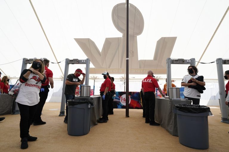 Thousands defy mask mandate, pack streets in Tampa ahead of Super Bowl LV