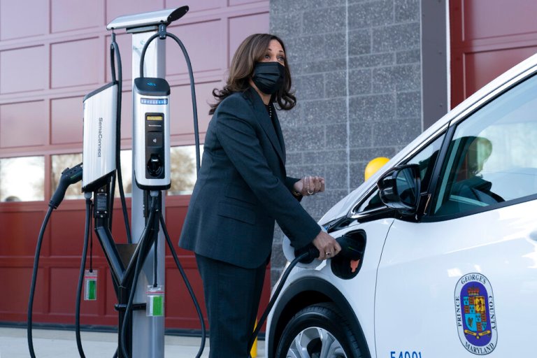 WATCH: Kamala Harris struggles to charge electric vehicle