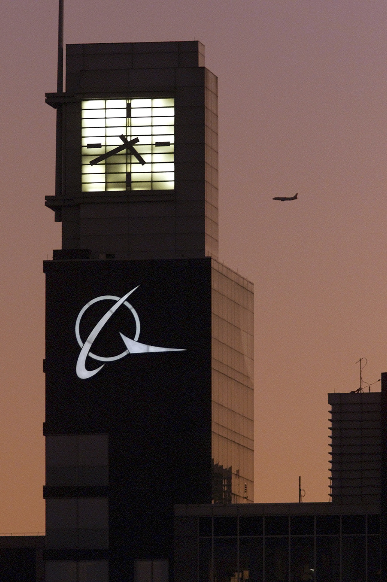 Boeing to move headquarters to Virginia after appeals from Glenn Youngkin