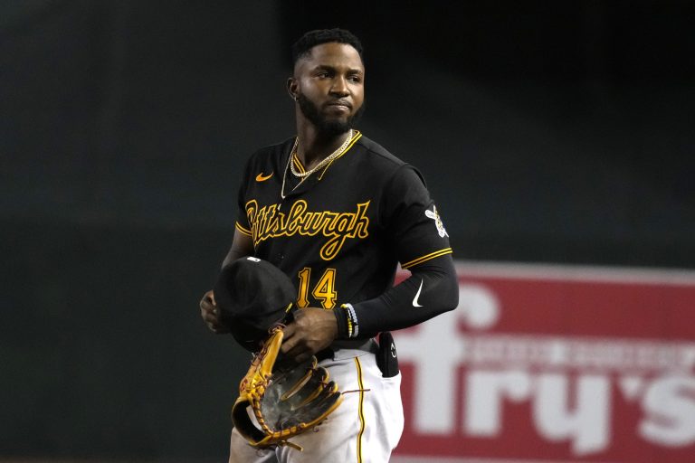 WATCH: MLB player’s phone falls out of pocket as he runs bases during game