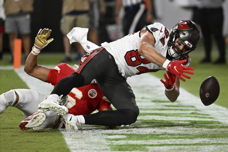Cameron Brate’s delayed concussion exit prompts further criticism of NFL policy