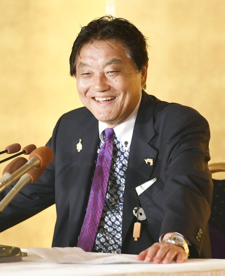 Japanese mayor apologizes after biting Olympic gold medal