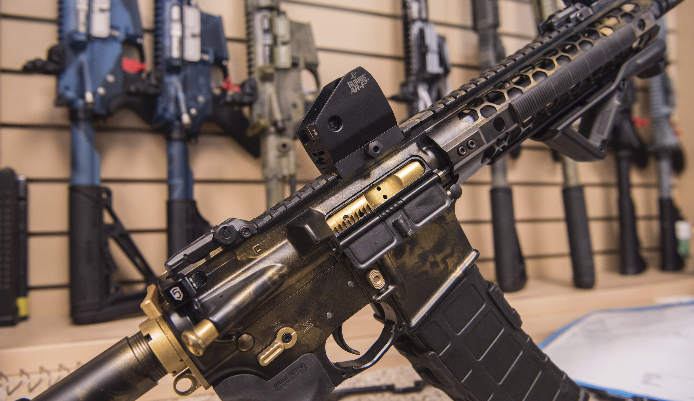 Construction company welcomes people fleeing big cities for the country with free AR-15
