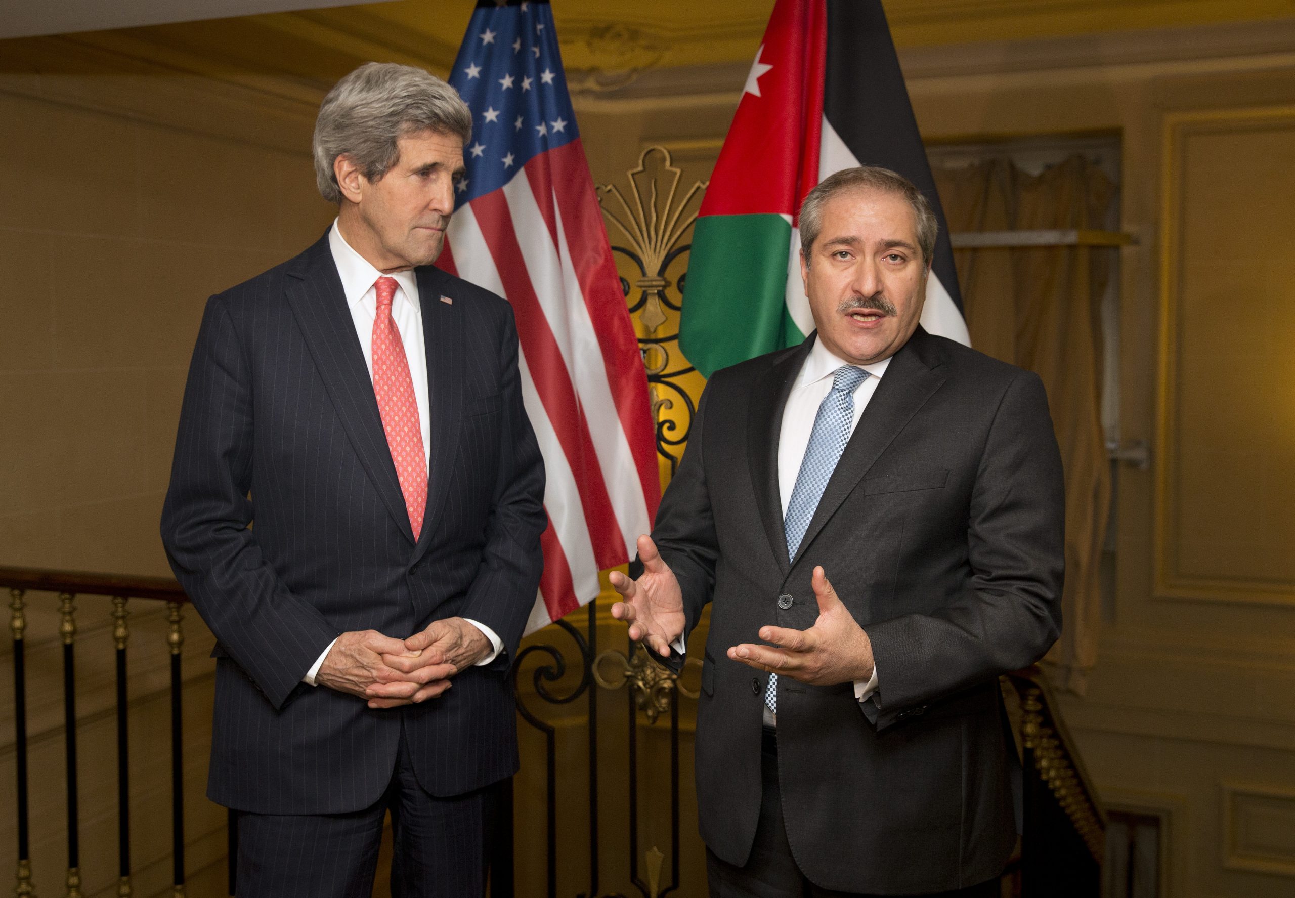 Kerry, in Paris, continues Mideast peace push