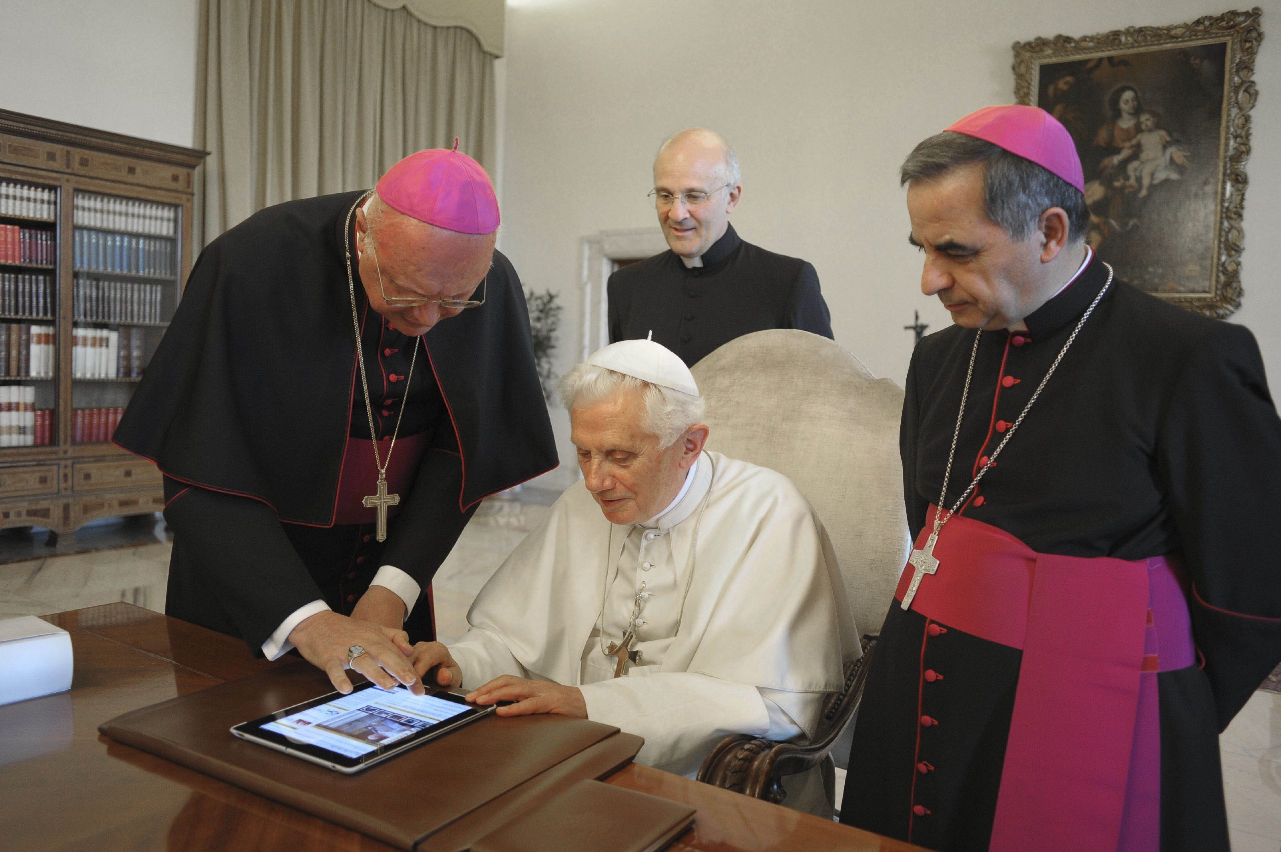 Pope joins tweeting masses with Pontifex handle