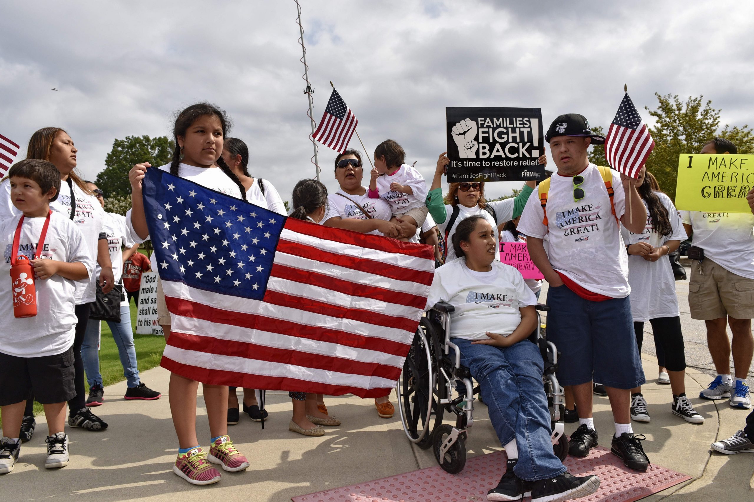 While Trump says Hispanics ‘love’ him, poll shows otherwise