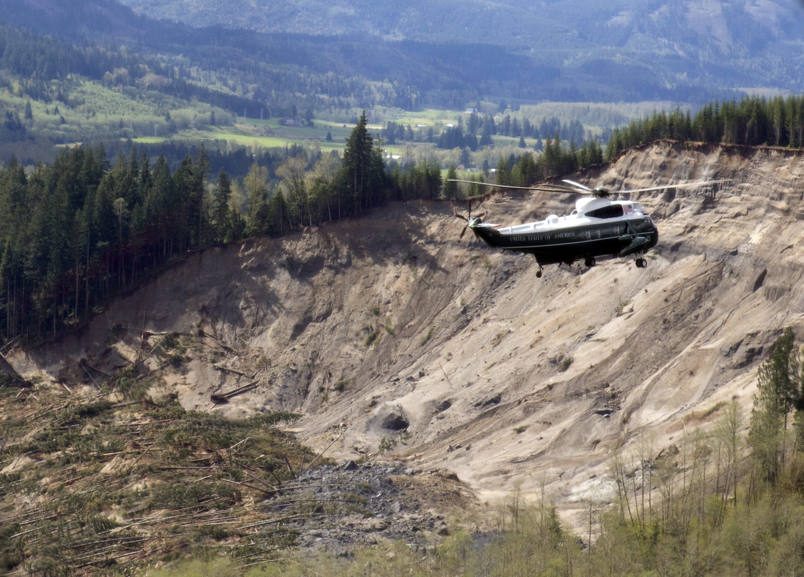 Obama visits Oso after deadly mudslide