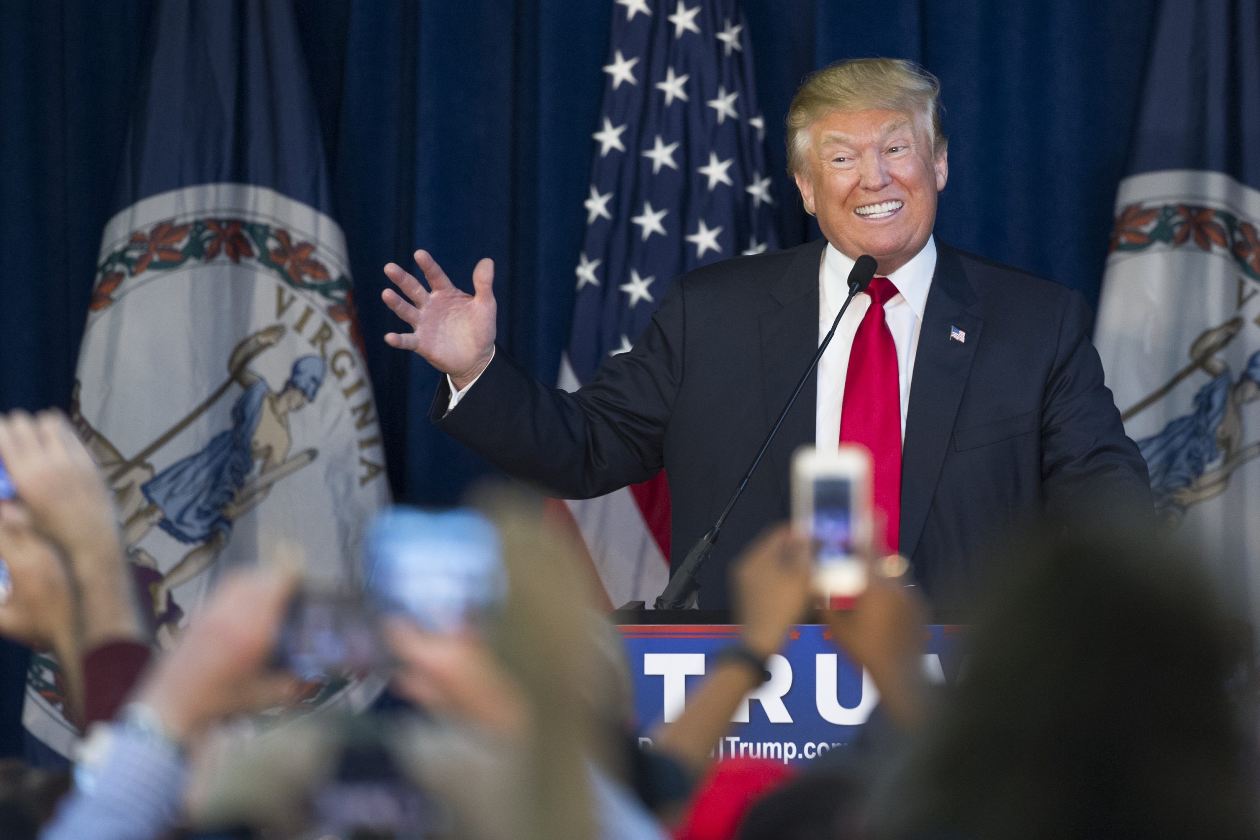 Trump suggests banning low-polling candidates from debates