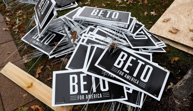 ‘So sad!’: Beto O’Rourke campaign ‘cheer guides’ uncovered in Des Moines arena