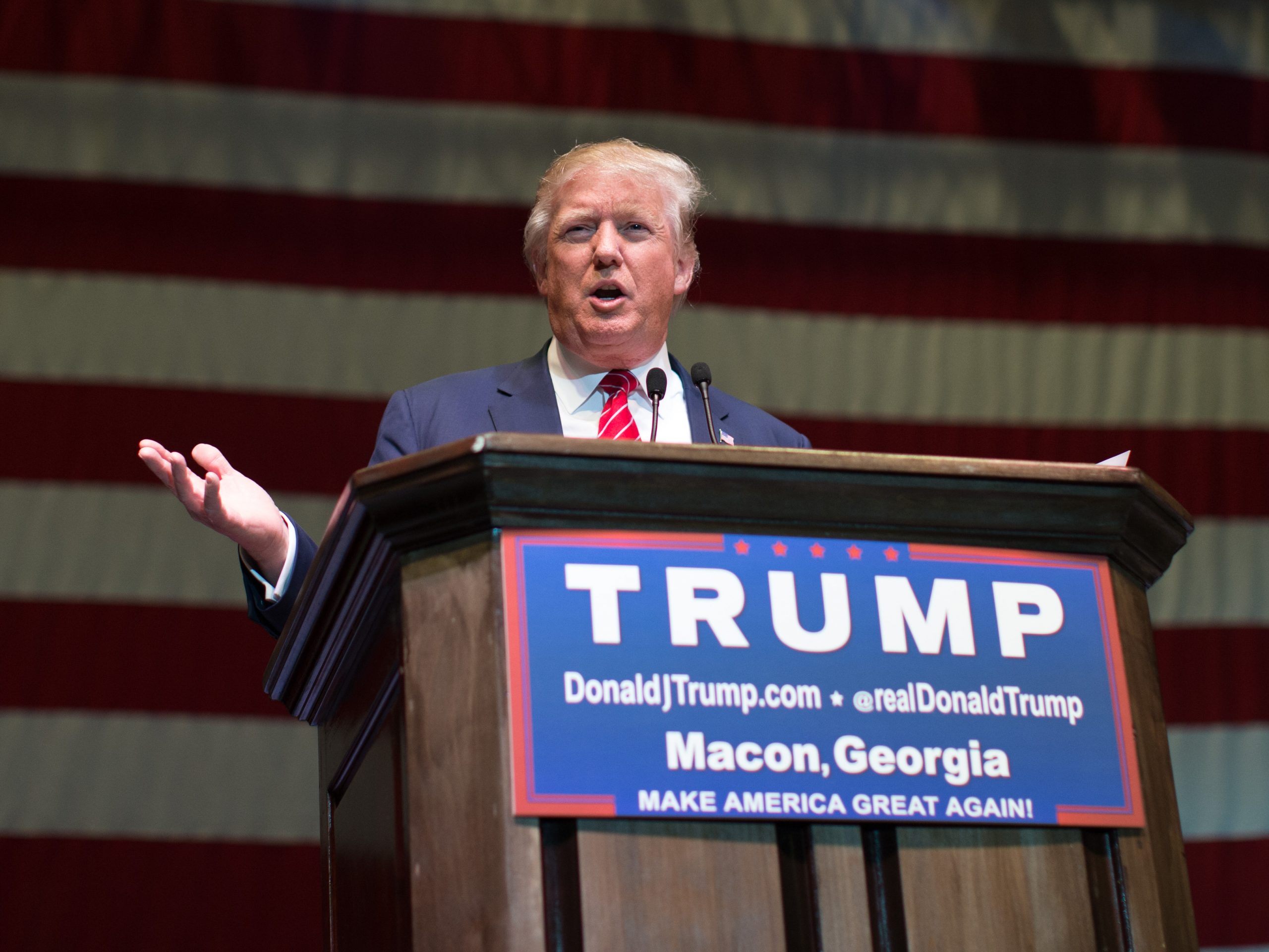 Trump hits ‘real dummy’ conservative blogger for post