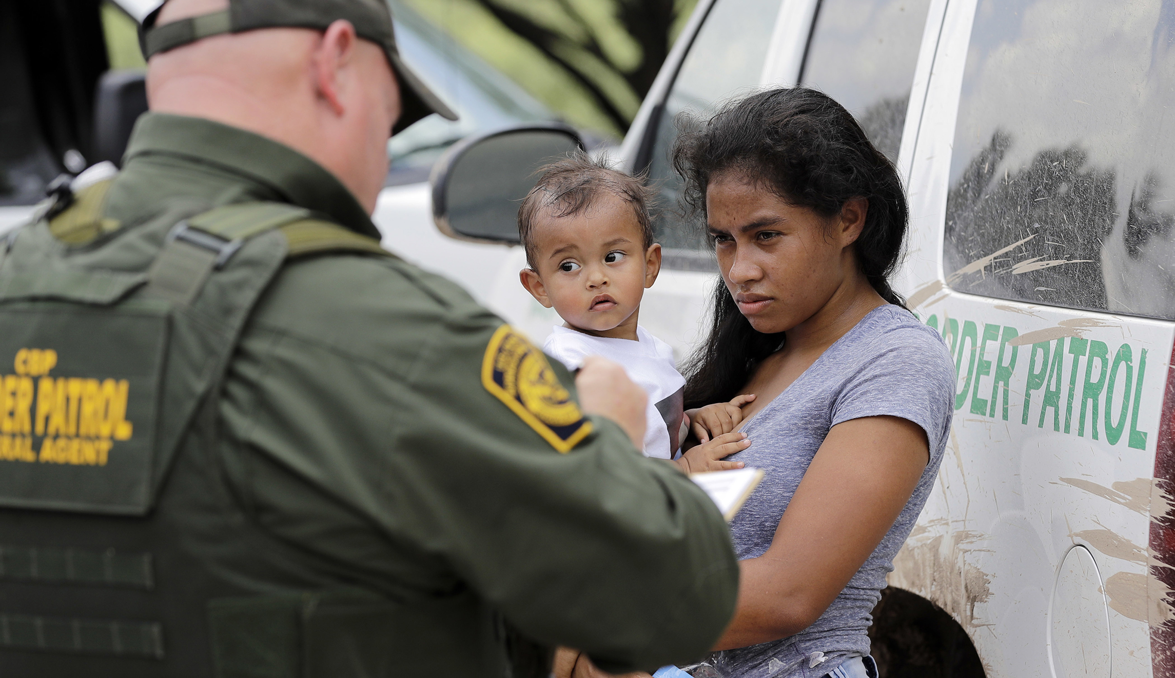 House lawmakers make bipartisan demand for data on families split at border