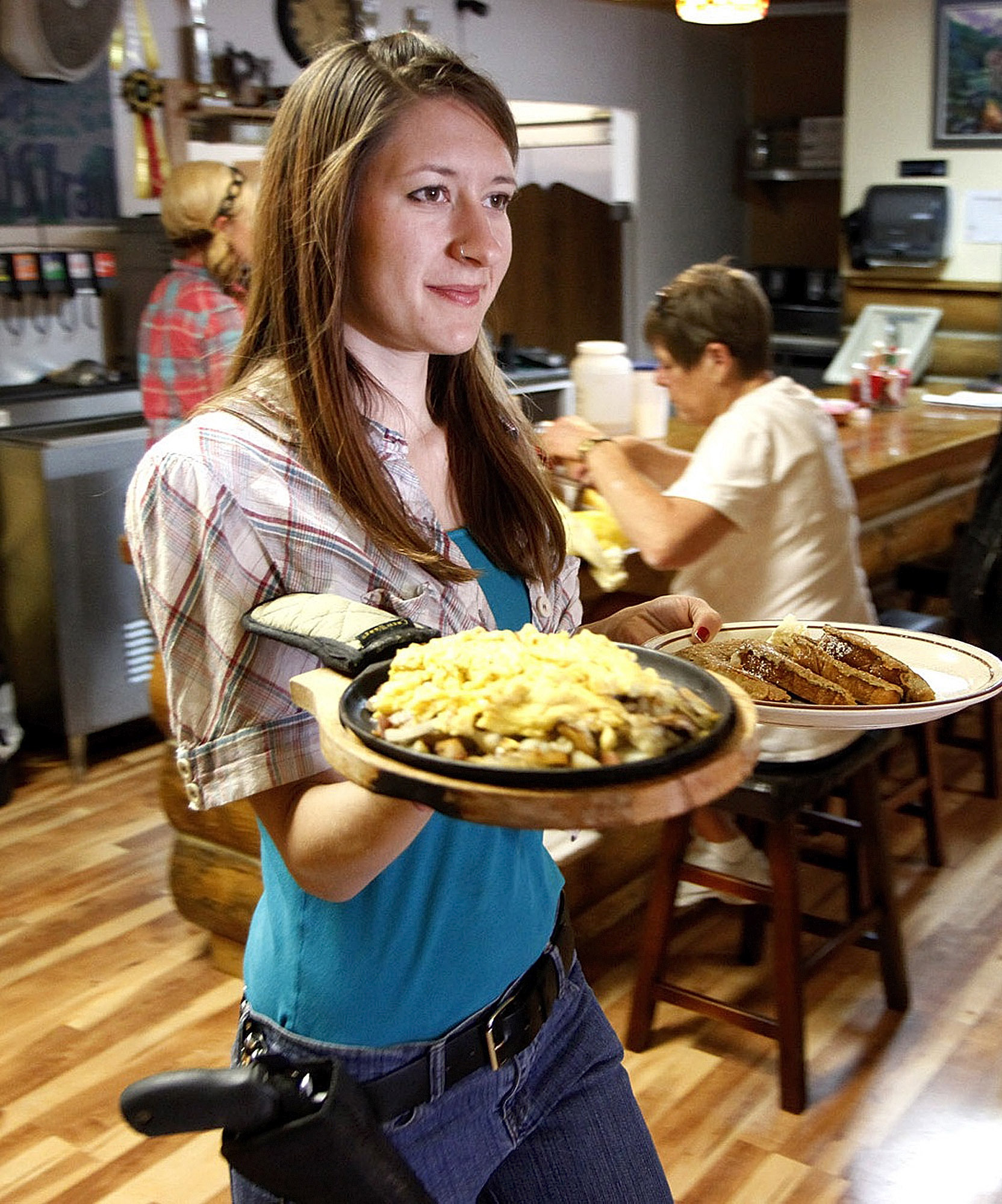 Waitresses at Colorado eatery carry loaded guns