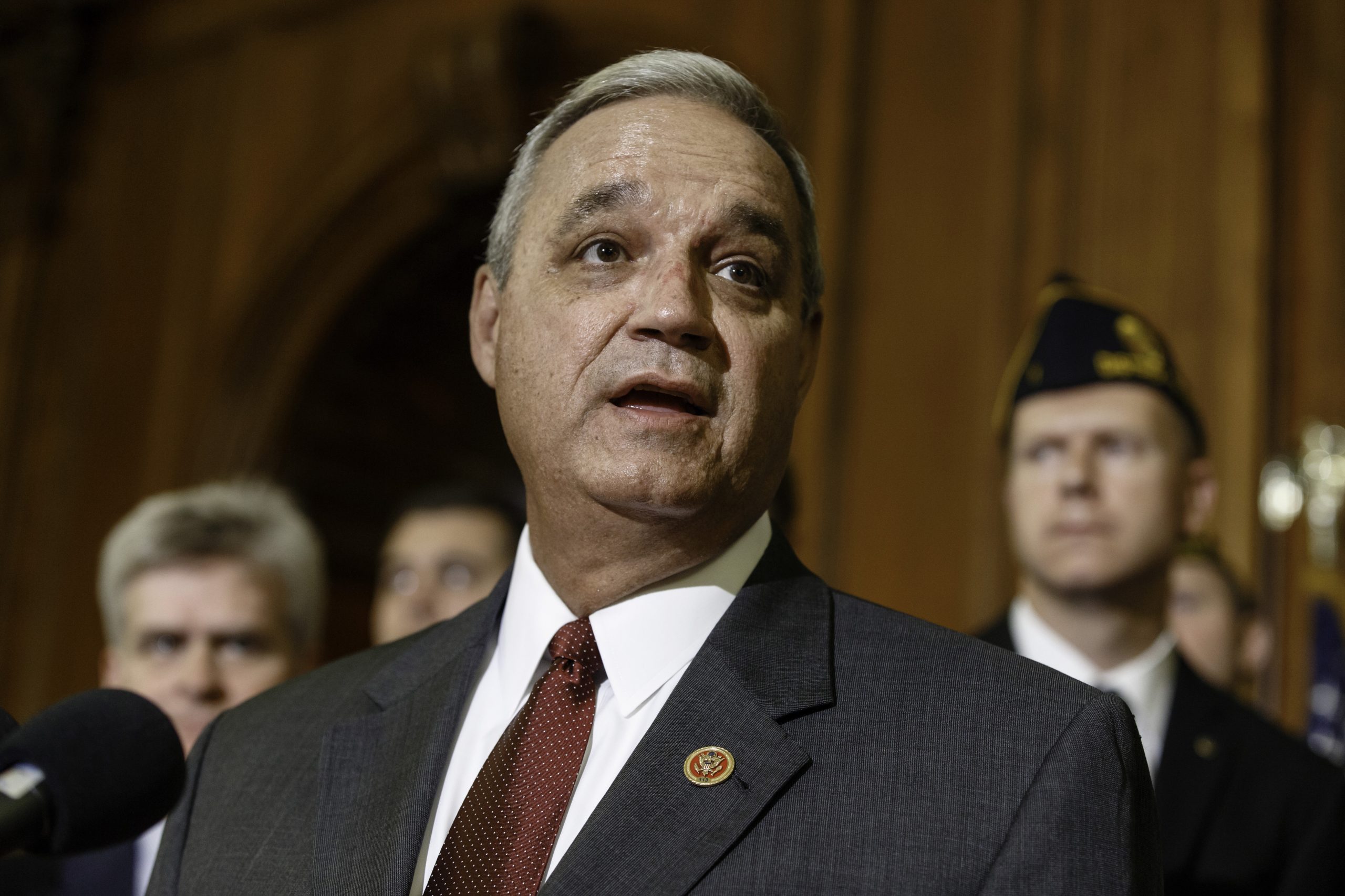 Support falters as Shinseki fights for his job