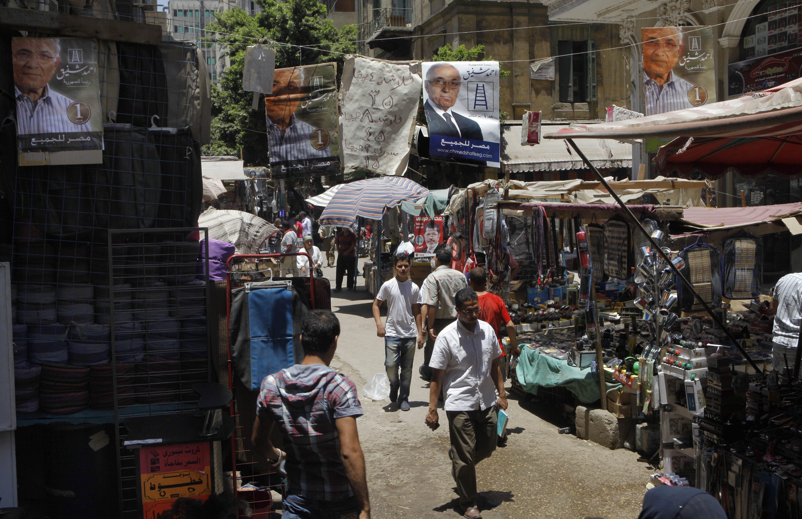 Egypt extends military police powers before vote