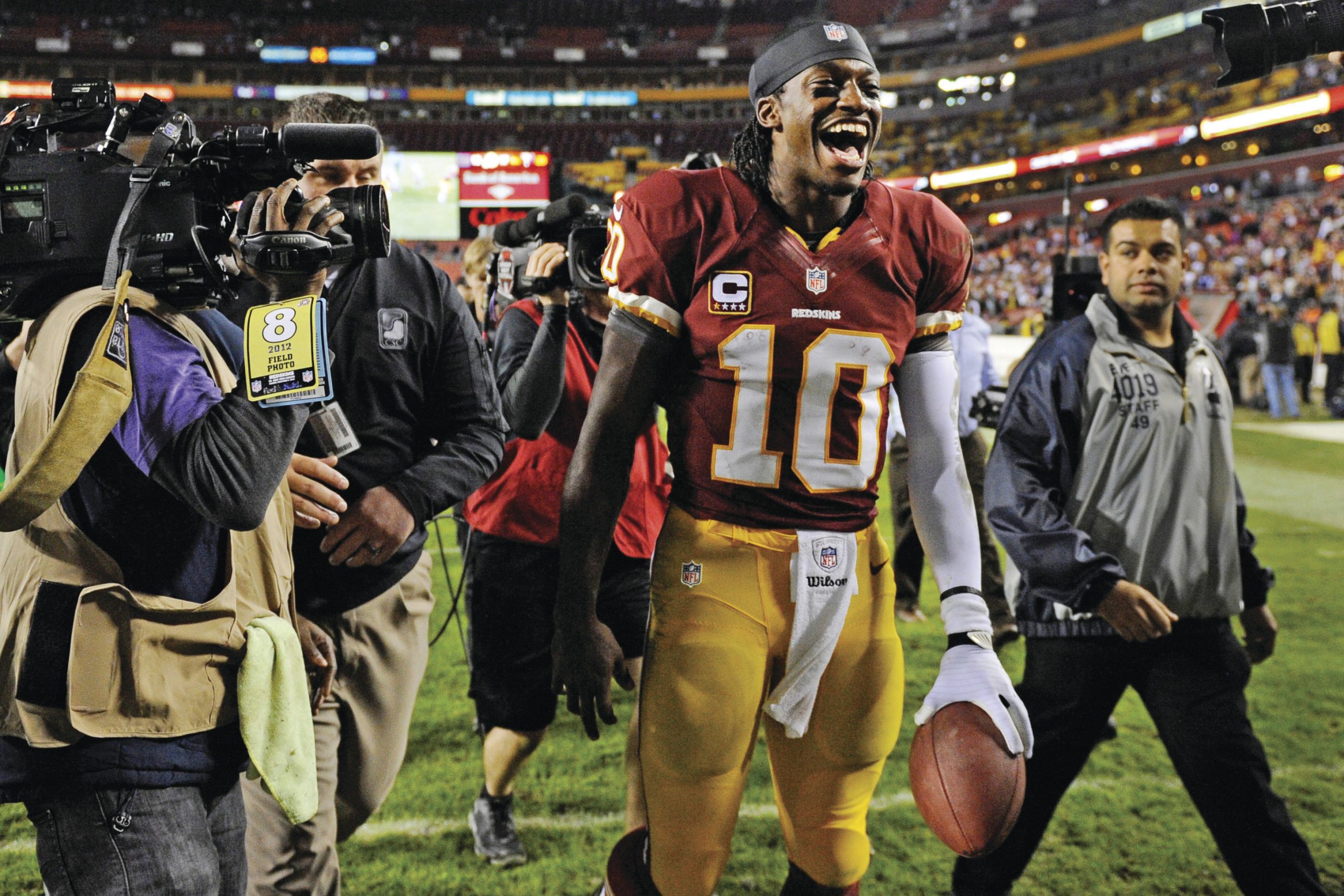 RGIII’s knee takes center stage at Redskins OTAs