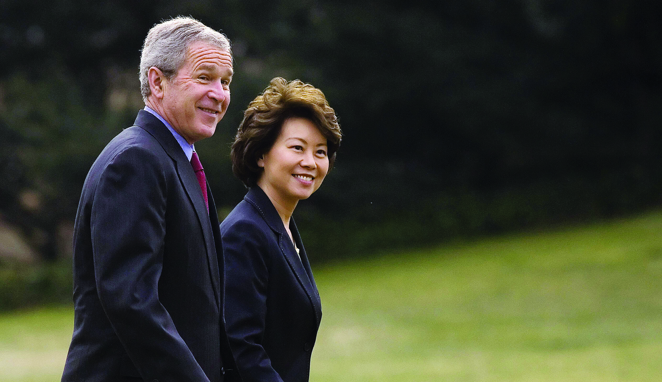 US President George W. Bush (L) walks wi