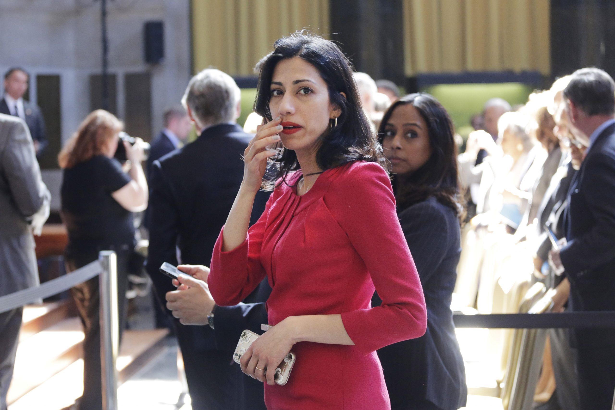 Top Clinton aide has yet to turn over Benghazi emails
