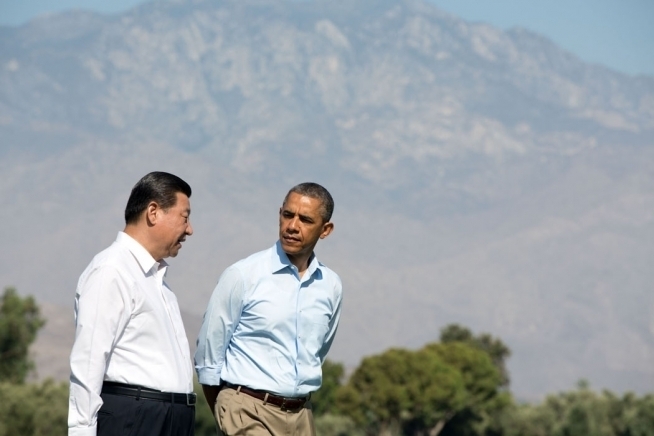President Obama sporting a fashionable spread collar on his shirt. AP Photo.