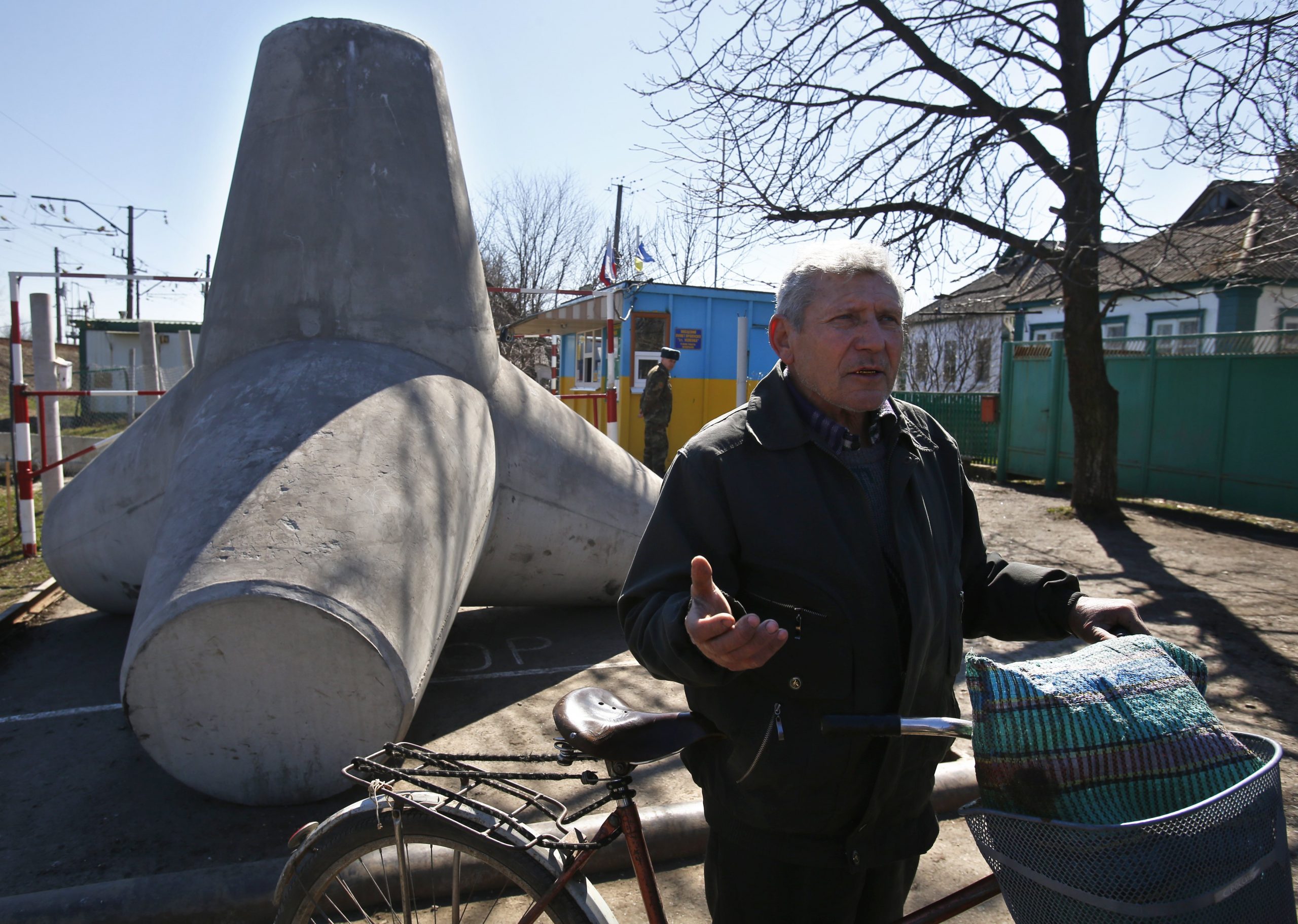 Fear grips village divided between Russia, Ukraine