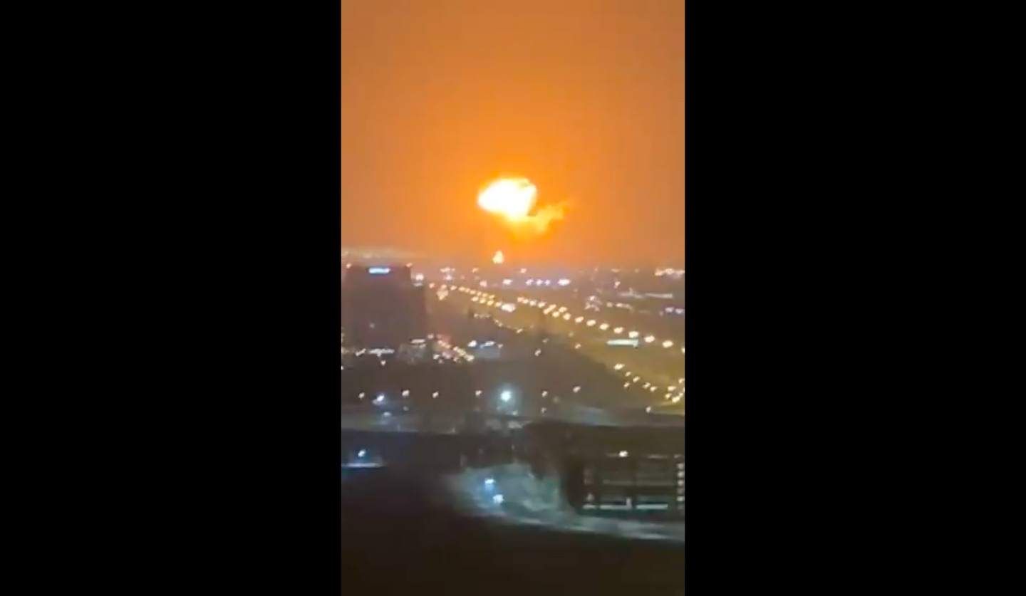 Massive explosion on container ship rocks Dubai