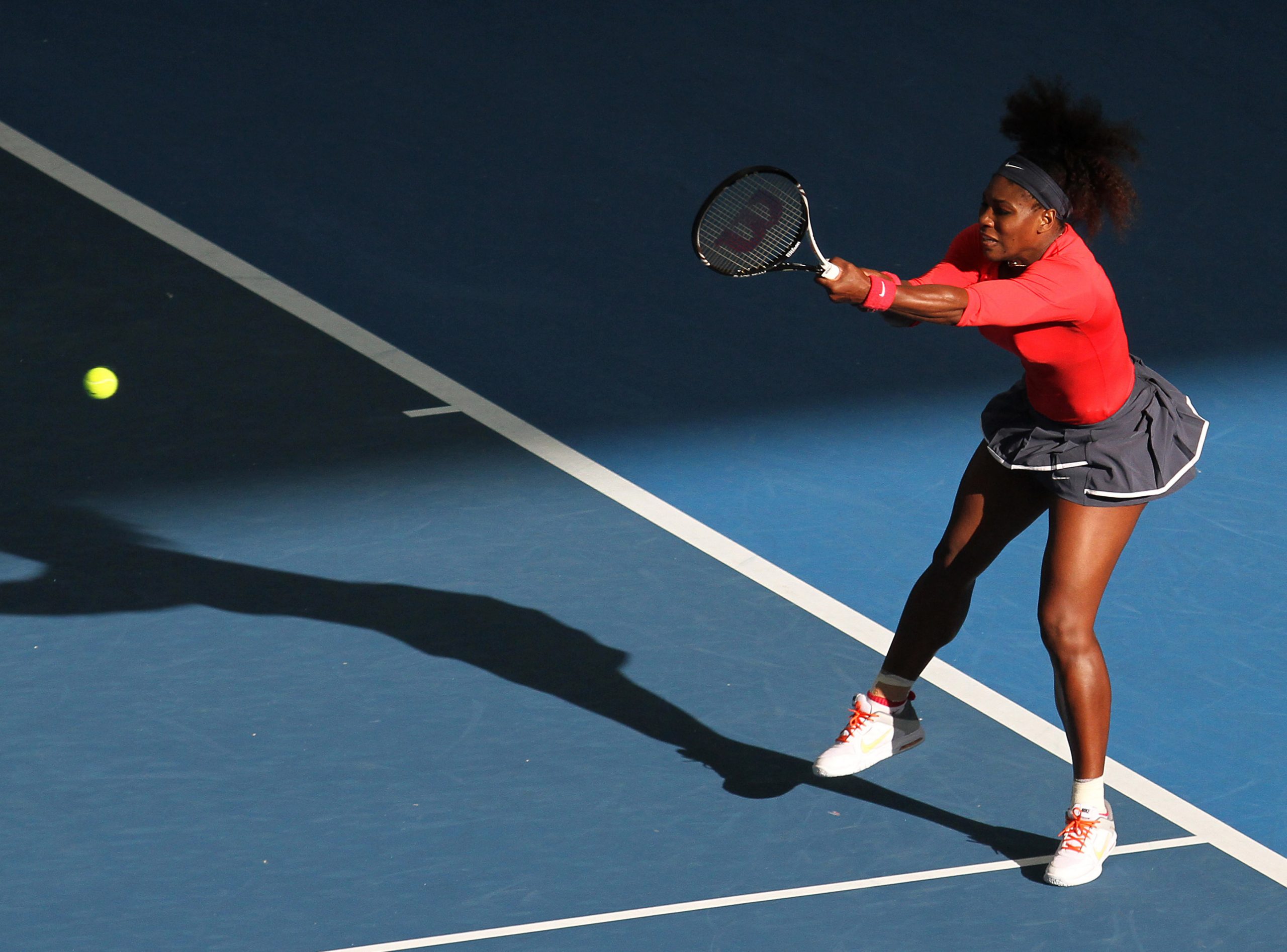 Serena Williams opens season with comfortable win