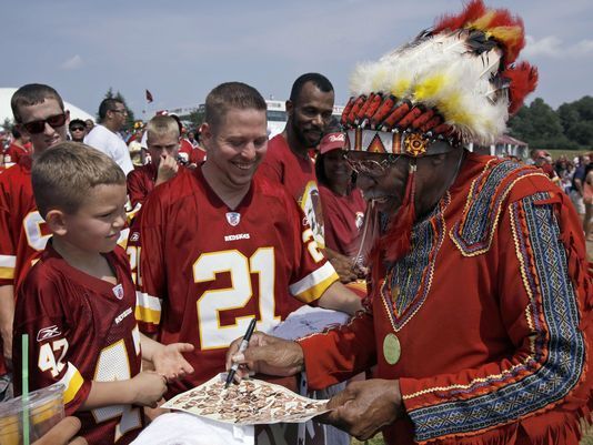 Redskins critic Nancy Pelosi gleefully sings ‘Hail to the Redskins’
