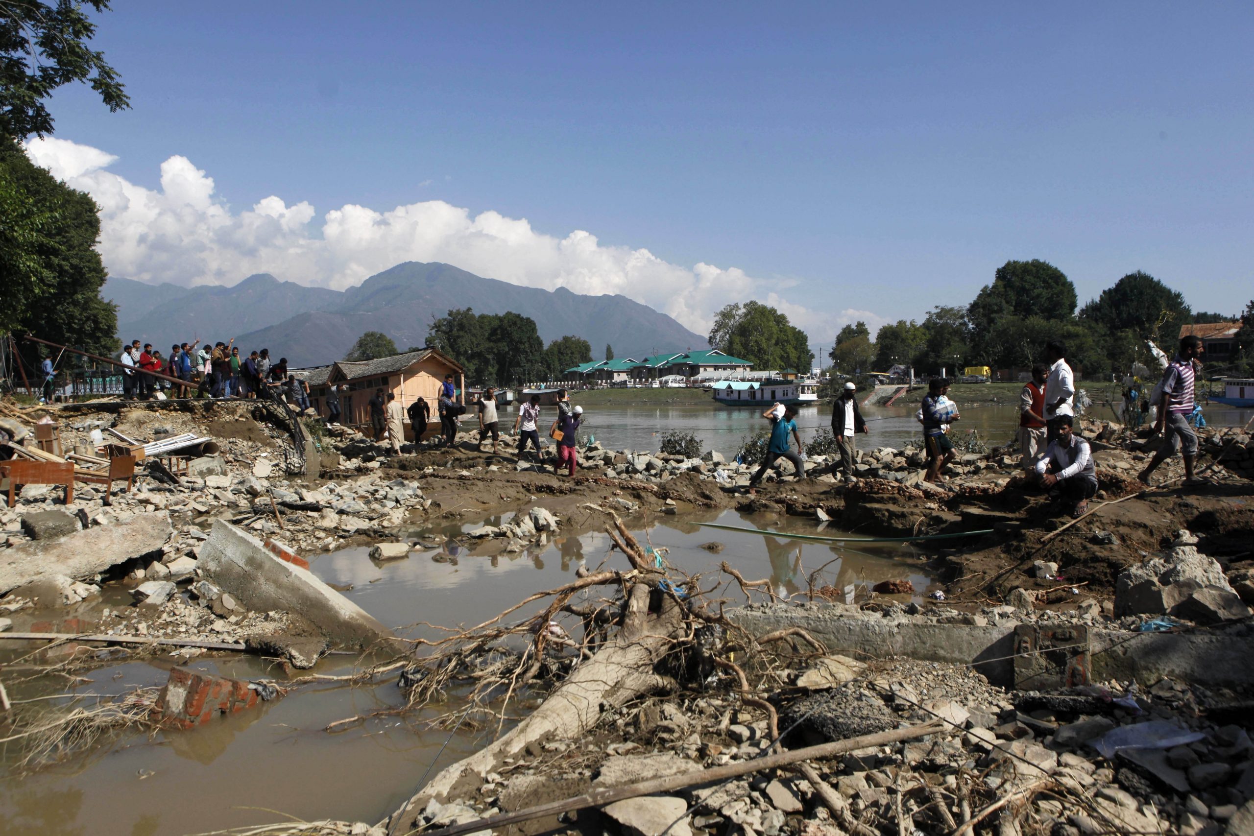 Pakistan diverts rivers to save cities from floods