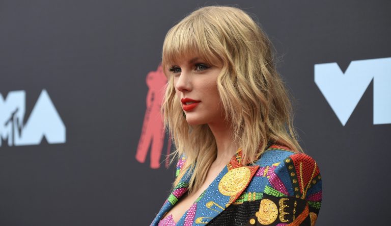 Taylor Swift arrives at the MTV Video Music Awards