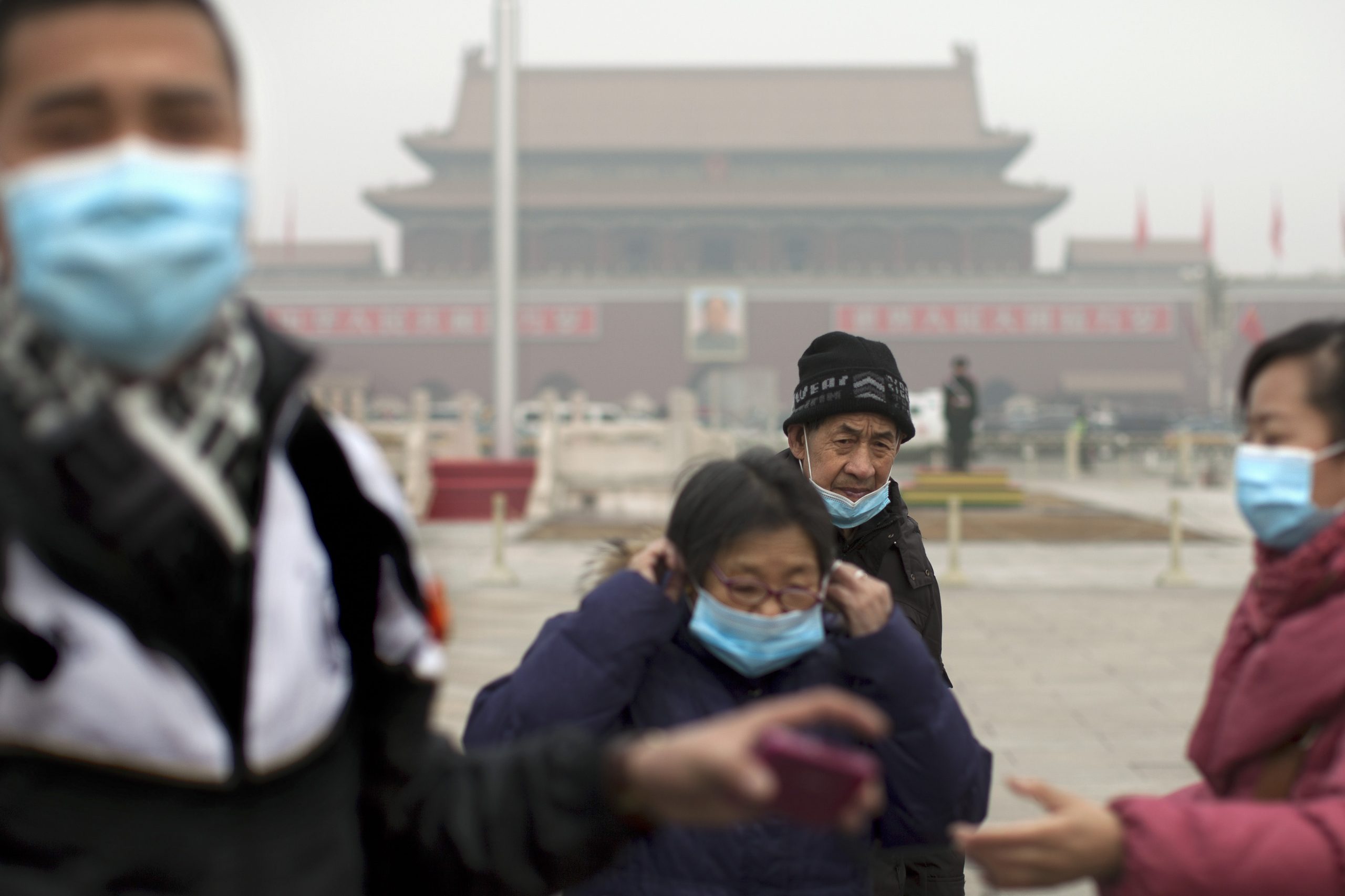 Pollution hides Beijing skyline; statues get masks