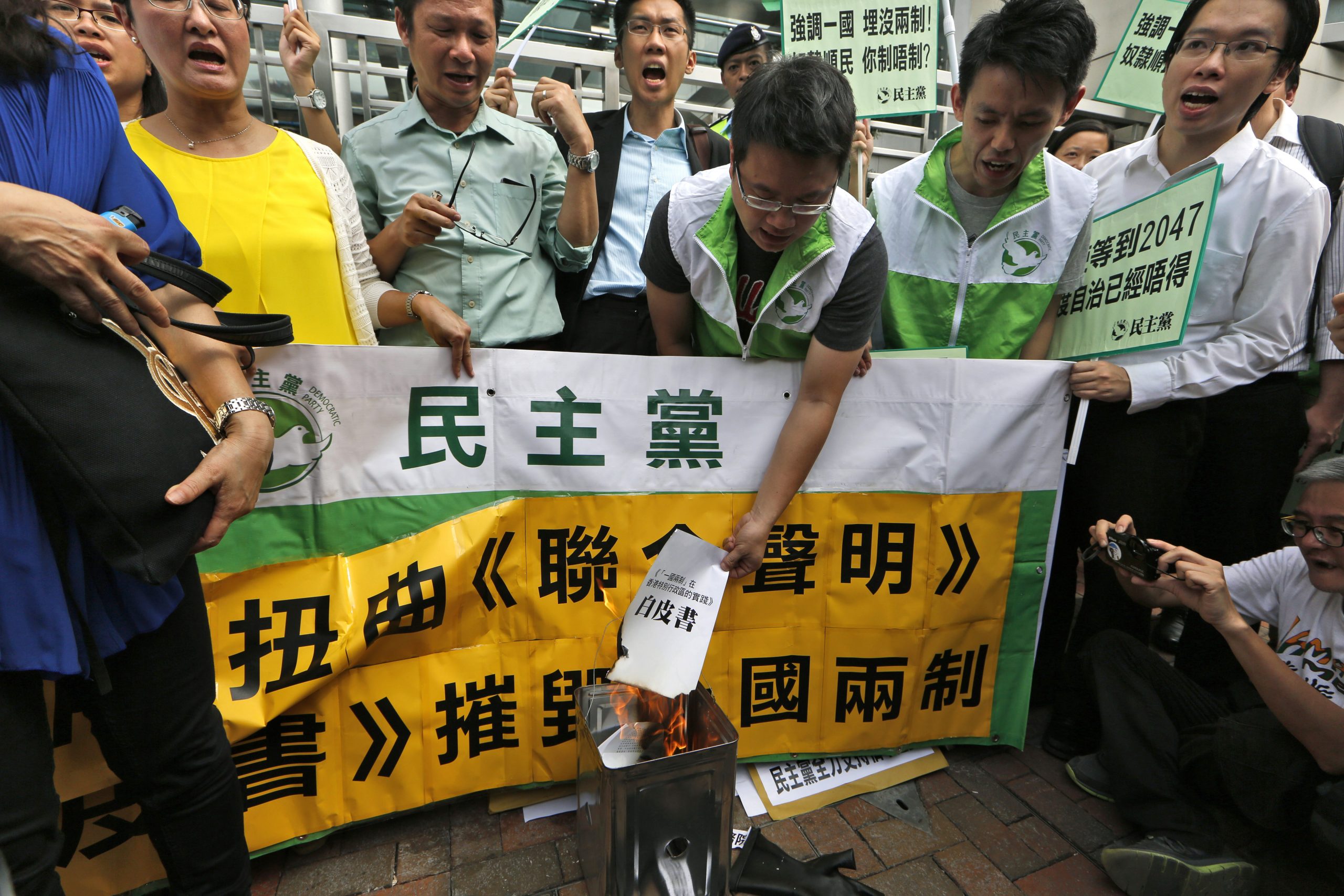 Business groups urge HK democracy protest rethink