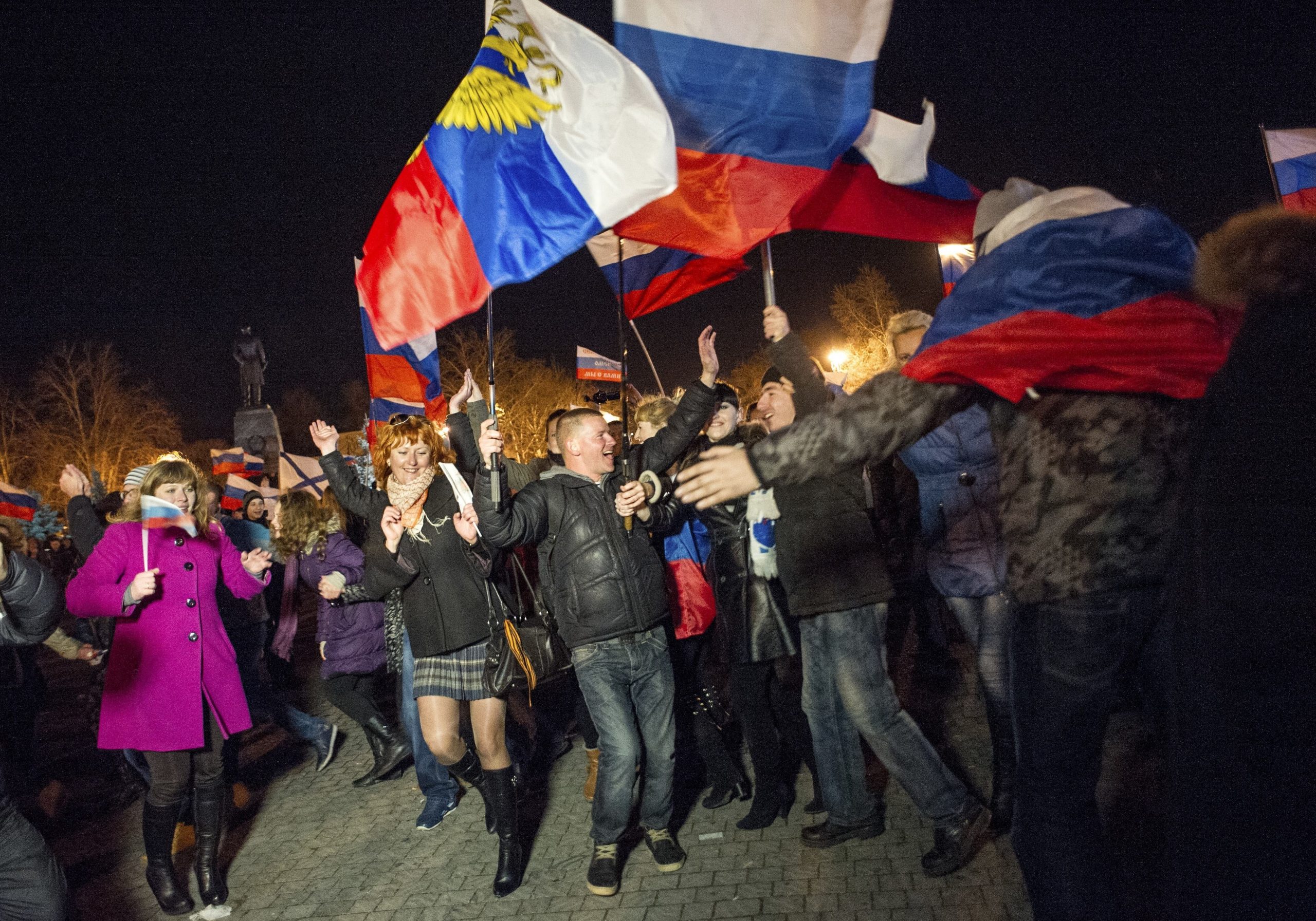 Obama issues sanctions against Russian officials after Crimea vote