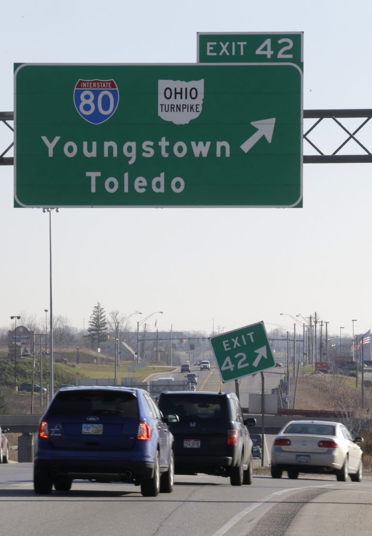   In this Wednesday, Dec. 12, 2012 photo motorists exit onto the Ohio Turnpike in Streetsboro, Ohio. Ohio Gov. John Kasichâs decision not to lease the Ohio Turnpike is likely to help him avoid a lengthy political battle over the toll road in northern Ohio. (AP Photo/Tony Dejak)  