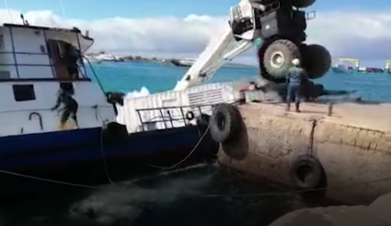 VIDEO: Crane accident causes hundreds of gallons of oil to spill into waters near Galapagos Islands