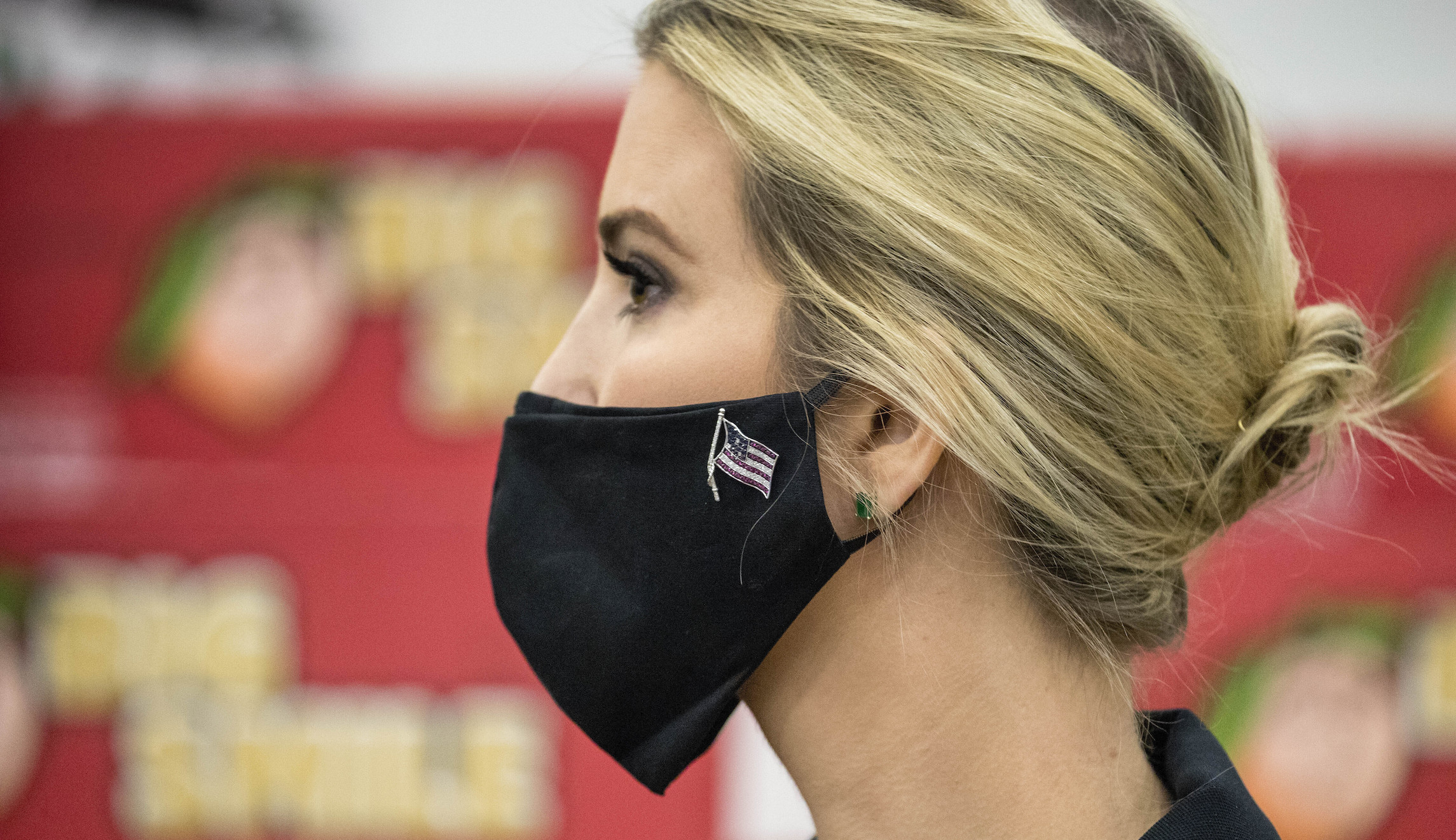 Ivanka Trump wears mask during tour of food warehouse