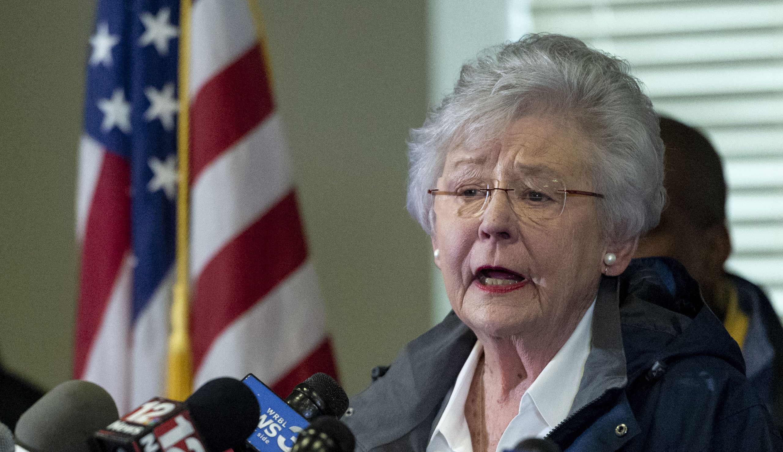 Alabama governor apologizes for donning blackface