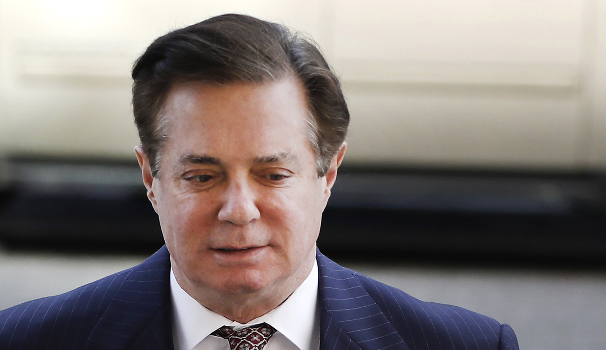 Paul Manafort heads to a federal courthouse.
