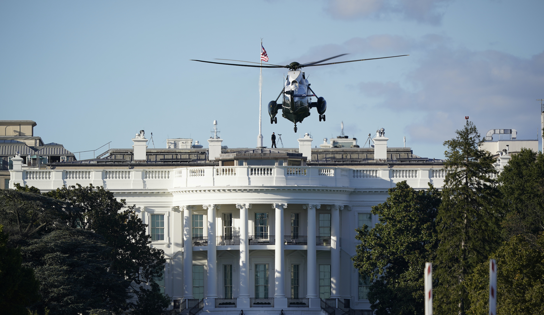 Experts divided over the risk of bringing Trump home from Walter Reed
