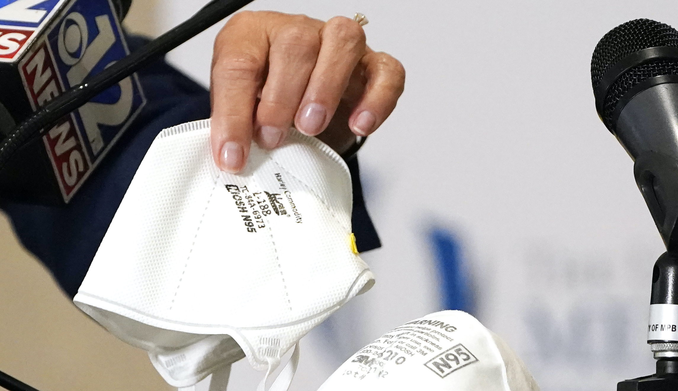 Cloth masks useless, experts say in omicron messaging shift