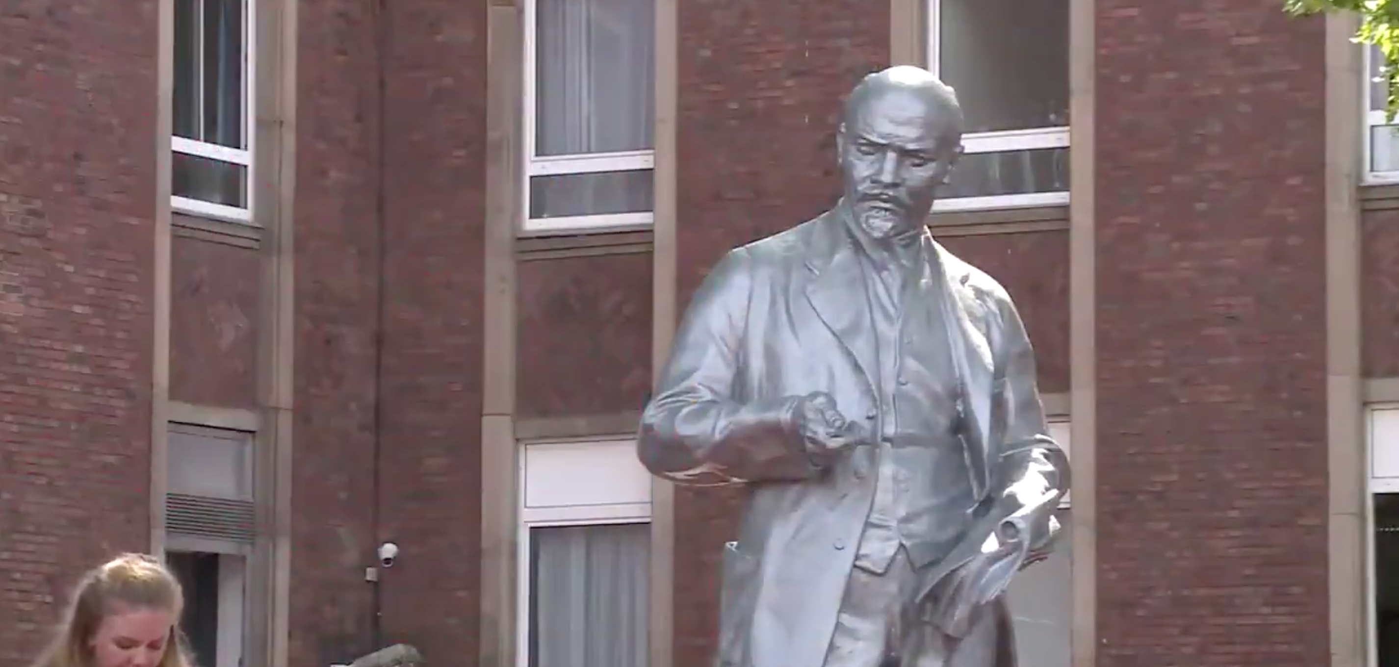 Far-left political party erects statue of Lenin in Germany