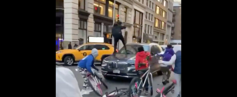 VIDEO: Violence breaks out as crowd throws bicycles at car in New York City