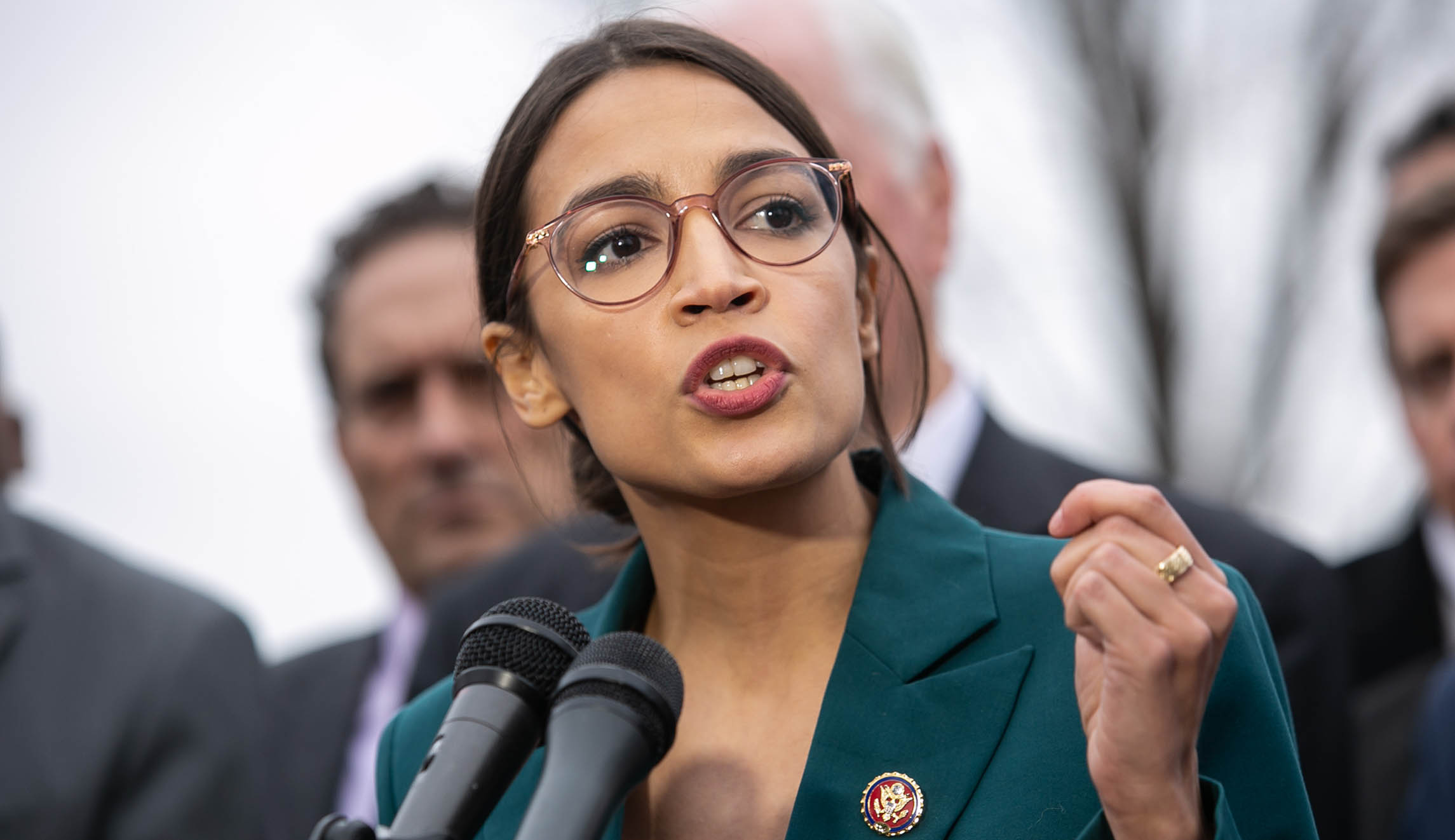Alexandria Ocasio-Cortez: ‘Still an opportunity’ for Warren to save face after ancestry missteps